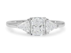 טבעת מזהב לבן משובצת 3 יהלומים לאישה